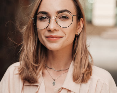 files/193095328-cierra-el-retrato-de-una-mujer-elegante-y-alegre-con-gafas-mirando-directamente-a-la-camara-una.jpg