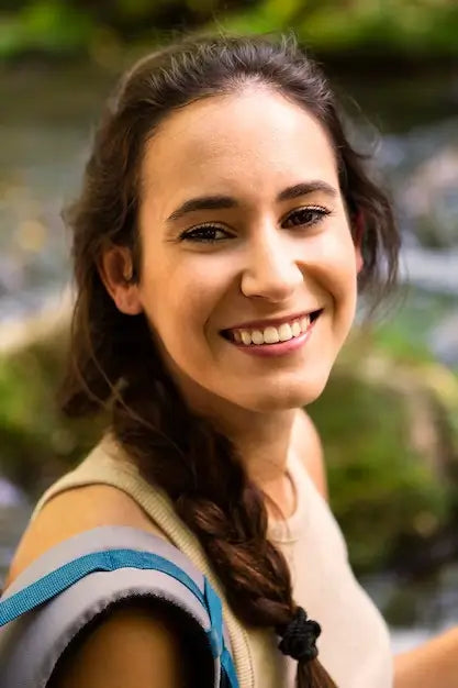files/imgi_562_mujer-sonriente-sobre-aventura-naturaleza_23-2148647962.webp