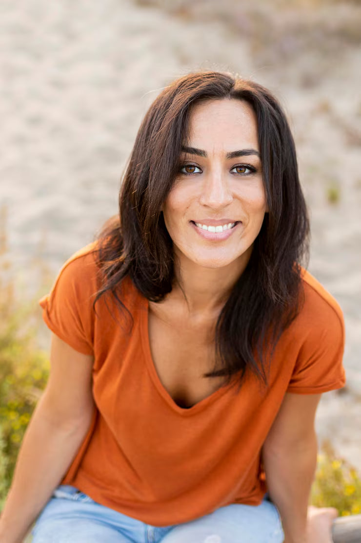 files/mujer-sonriente-posando-playa_23-2148629772.avif